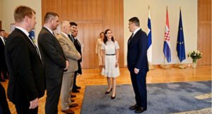 Iz Milanovićevog ureda kažu da je finska premijerka kasnila, i da nije stajala gdje treba