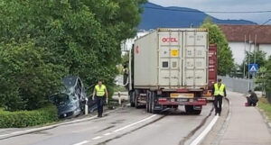 Težak sudar dva kamiona i jednog automobila, četiri osobe upućene u bolnicu