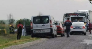 Prevrnuo se minibus s radnicima, poginula najmanje jedna osoba