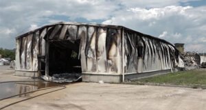 U požaru izgorila hala u Lukavcu, ogromna materijalna šteta