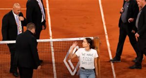 Ko je djevojka koja je prekinula meč na Roland Garrosu i šta znači poruka “1028”