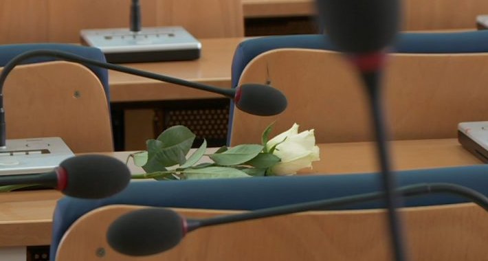 Bijela ruža na stolu gdje sjedila Segmedina Srna-Bajramović