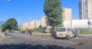 Žestok sudar u Sarajevu; Više osoba povrijeđeno, automobili uništeni