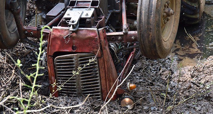 U dvorištu porodične kuće prevrnuo se traktor, poginula jedna osoba