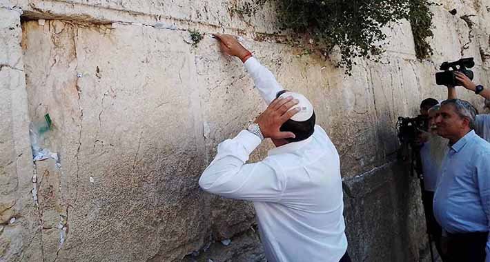Dodik posjetio Zid plača u Jerusalemu, na ceduljici napisao dvije želje