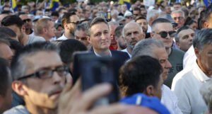 Brojni predstavnici opozicije napustili protest zbog poteza Šefika Džaferovića