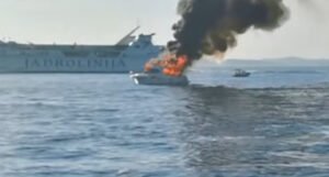 U moru kod Splita zapalio se brod, četiri osobe spašene