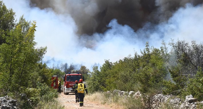 Veliki požar kod Šibenika; morskim putem se evakuiraju stanovnici Raslina
