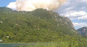 Veliki požar u rejonu Boračkog jezera, traži se pomoć Oružanih snaga BiH