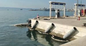 Turistički brod dug 21 metar u Splitu udario u obalu i potonuo