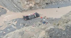 Autobus se survao u provaliju duboku više od 60 metara, najmanje 19 mrtvih