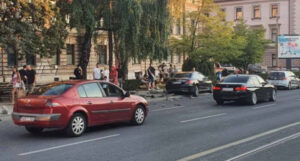 S Mercedesom izletio na trotoar u Titovoj i polomio metalne stubove