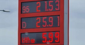 Nova realnost: Na benzinskoj pumpi, uz cijene goriva, i cijena struje