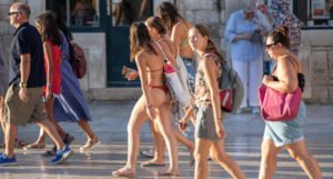 Šetali centrom Dubrovnika u kupaćim kostimima, kažnjeni s po 1000 kuna