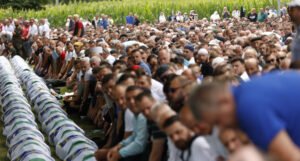Obilježena 27. godišnjica genocida u Srebrenici: Obavljena dženaza i ukop 50 žrtava