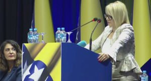 Elzina Pirić za govornicom na konvenciji opozicije: Ne osjećam se dobro