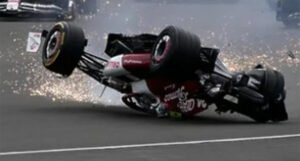 Stravičan sudar na startu trke F1: Bolid se okrenuo, vozač iznesen na nosilima