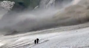 Najmanje četiri osobe poginule nakon lomljenja velikog komada alpskog glečera