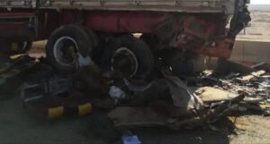 U sudaru autobusa i kamiona na autoputu poginule najmanje 23 osobe