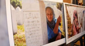 Izložba “Bijeli nišani, srca uznemirena” još jedno podsjećanje na užase genocida u Srebrenici