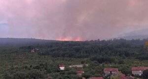 I dalje traje borba s požarima u Hercegovini, prejaki vjetar prijeti da razbukta vatru