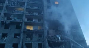 Zastrašujuće snimke iz Odese: Ruski projektil uništio zgradu, raste broj poginulih