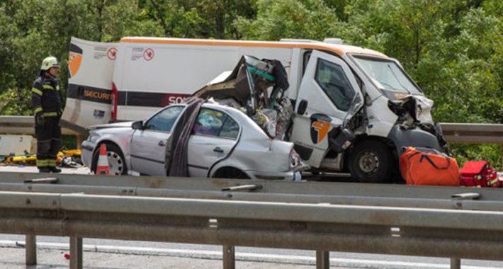 Stravična nesreća na autocesti u Hrvatskoj, dvoje mrtvih, tri mladića teško povrijeđena