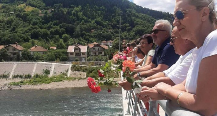 Rukometaši Radničkog iz Goražda odali počast žrtvama genocida, Drinom zaplovile ruže