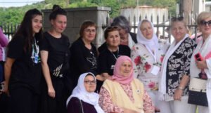 “Žene u crnom” prisustovale obilježavanju 27. godišnjice genocida u Srebrenici