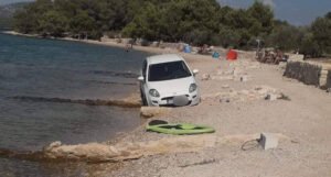 Prizor iz Hrvatske: Turista parkirao automobil na plaži, skoro pa u plićaku