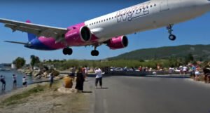 Pogledajte pomalo zastrašujuće slijetanje aviona na grčki otok Skiathos