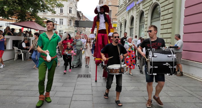 Defileom sa štulašima najavljen Festival dječije umjetnosti SUMMER FEDU