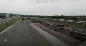 Vozač kamiona rasipao stajsko đubrivo po autocesti: “Širio se nesnosan smrad”