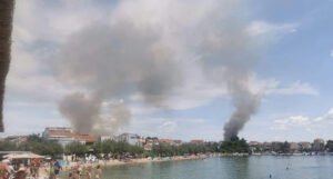 U Hrvatskoj izbilo više požara blizu mora, zatvorena Jadranska magistrala, nestalo je i struje
