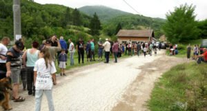 Bošnjaci i Srbi zajedno izašli na proteste: “Bliže gradu, a lošijeg puta nema”