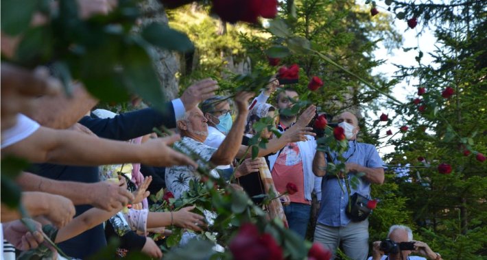 Prošlo je 30 godina od zločina na Korićanskim stijenama: Dvije stotine ruža bačeno sa litice