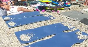 “Turisti su pretjerali”: Kazne za ostavljanje peškira na plaži skoro 400 maraka
