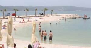 Ženu dok se kupala u Splitu udario grom, nakon oživljavanja na plaži prevezena u bolnicu