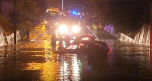 Drama na Otoci: Spriječili suprugu vozača da krene prema potopljenom autu