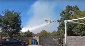 U Hrvatskoj buknula tri veća požara, kanaderi gase vatru u blizini kuća