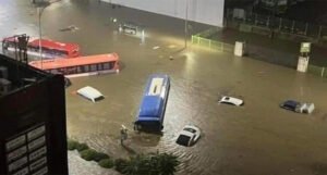 Najmanje sedam mrtvih: Olujne kiše izazvale velike poplave, ljudi ginuli u zgradama