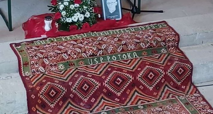 Ručno tkani crveni tepih star 90 godina vraćen župnoj crkvi u Drvaru
