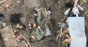 Nevjerovatan snimak: Uspavani ruski vojnik imao je neočekivano buđenje