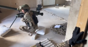 Ukrajinski vojnik očito nije znao da se iz raketnog bacača ne puca u zatvorenoj prostoriji