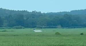 Pilot prijetio da će se zabiti u supermarket, avion završio u polju