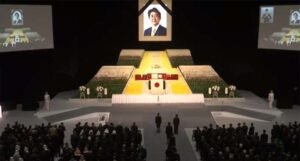 Uz cvijeće, pozdrave i topovsku paljbu Japan se oprostio od ubijenog bivšeg premijera