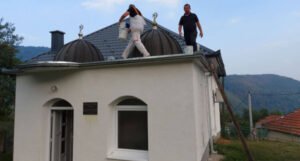 Svećenik na službi u Vatikanu s ocem popravio krov džamije u mjestu Šćipe