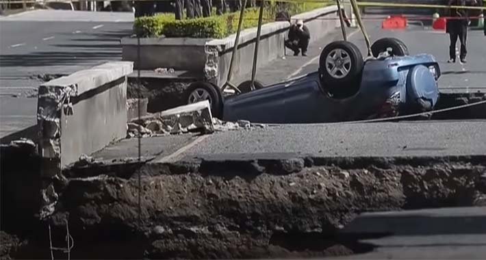 Na cesti se otvorila rupa koja je “progutala” automobil s putnicima, dvoje nestalo