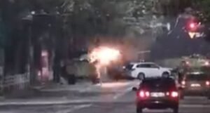 Objavljen snimak iz centra okupiranog Hersona, Rusi pucaju iz oklopnog vozila