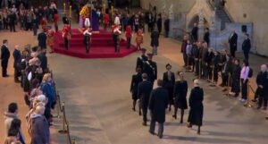 Okončano odavanje počasti kraljici Elizabeti II, na sahranu stiže 500 šefova država i stranih čelnika